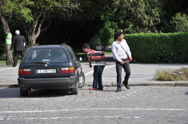 Докато единият уговаря, другия търси следващата жертва...