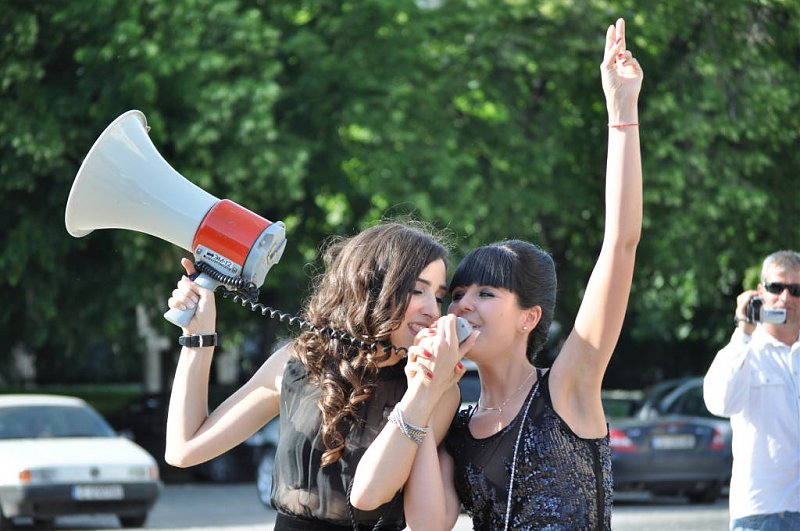 Дали си спомня времето, когато целият площад беше пълен с вдигнати в този жест ръце...