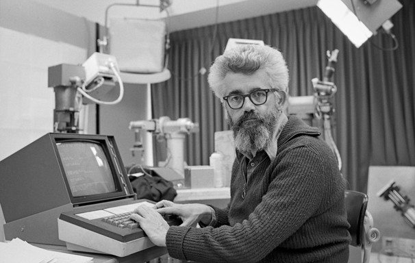 Джон Маккарти в лабораторията по изкуствен интелект в Станфорд, 1974 година