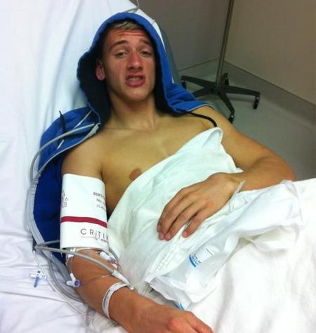 Натиснете снимката за да я уголемите

Име:370589_1144_big_roczen_injured.jpg
Прегледи:1
Размер:25.8 КБ
ID:5330830