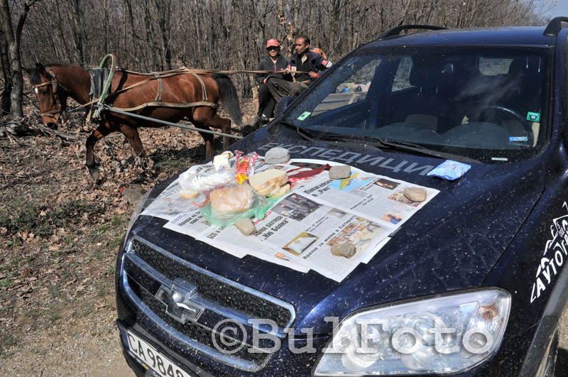 Минващи роми гледат гладно трапезата на капака ни, докато ние чакаме да стегне поне малко пластирът на резервоара