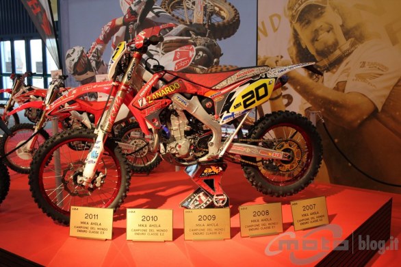 Натиснете снимката за да я уголемите

Име:HM_Tributo_Ahola_02.JPG
Прегледи:1
Размер:75.7 КБ
ID:5338054