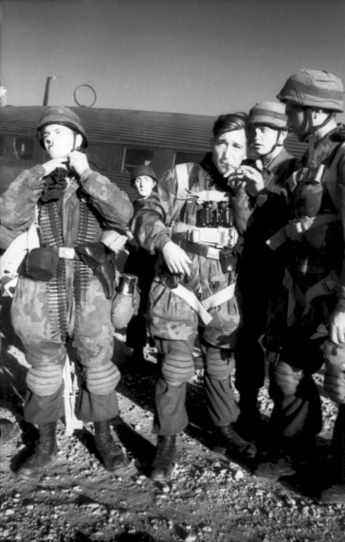 Натиснете снимката за да я уголемите

Име:Bundesarchiv_Bild_101I-527-2348-21,_Kreta,_Fallschirmjäger_vor_Start_mit_Ju_52.jpg
Прегледи:1
Размер:72.7 КБ
ID:5698120