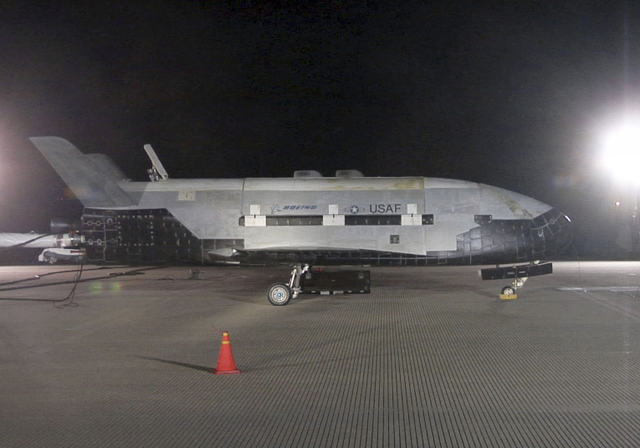 Натиснете снимката за да я уголемите

Име:the-x-37b-orbital-test-vehicle-sits-on-the-runway-during-news-photo-596746894-1564440210.jpg
Прегледи:1
Размер:352.8 КБ
ID:5820141