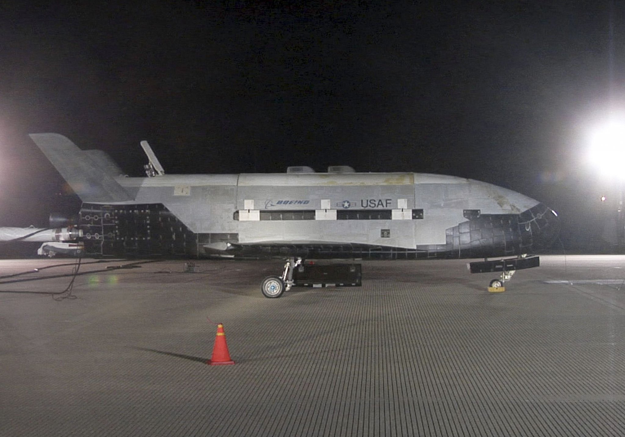 Натиснете снимката за да я уголемите

Име:the-x-37b-orbital-test-vehicle-sits-on-the-runway-during-news-photo-596746894-1564440210.jpg
Прегледи:1
Размер:352.8 КБ
ID:5820141