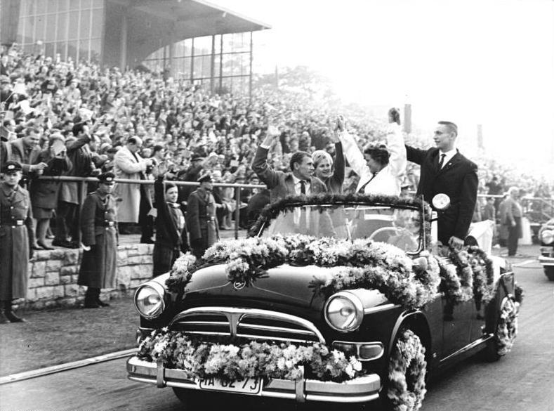 Натиснете снимката за да я уголемите

Име:Sachsenring-P240-gagarin-and-Terschkowa-1963.jpg
Прегледи:1
Размер:80.5 КБ
ID:5807029