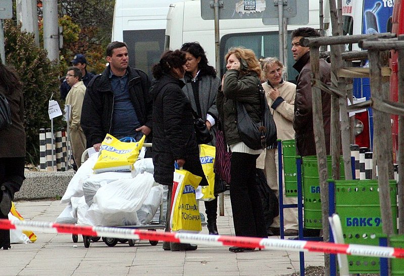 Председатели на секционни комисии предават протоколи с резултатите от изборите. СНИМКА: Сергей Антонов