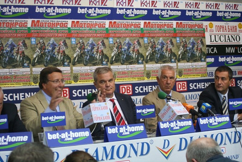 Натиснете снимката за да я уголемите

Име:syrb-petkov-mazza-neykov.jpg
Прегледи:1
Размер:190.4 КБ
ID:6511991
