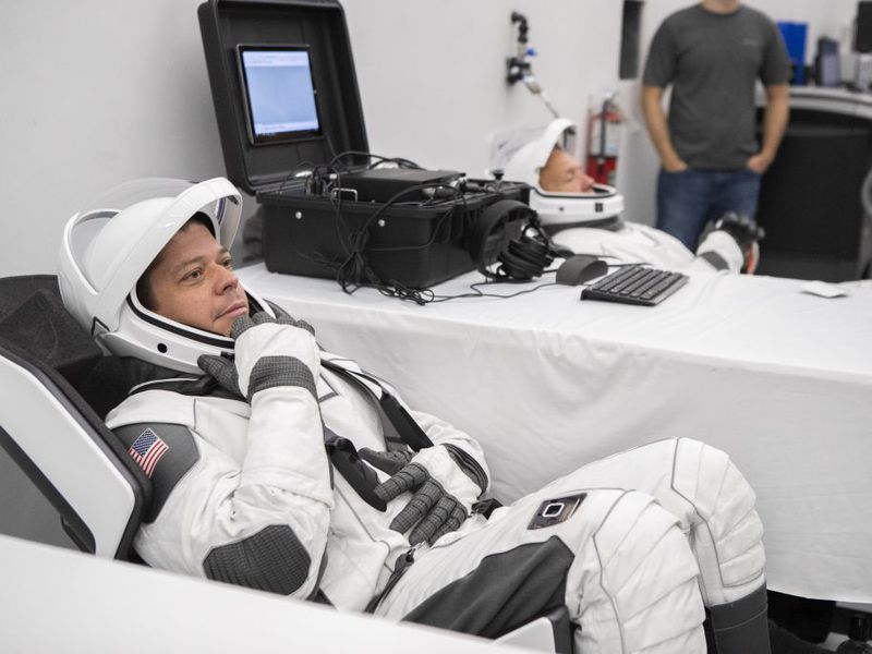 Натиснете снимката за да я уголемите  Име:space_suit.jpg Прегледи:0 Размер:59.1 КБ ID:6607386