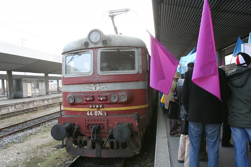 Натиснете снимката за да я уголемите

Име:БДЖ Стачка 25.11.11 (10).jpg
Прегледи:2
Размер:126.5 КБ
ID:6515846