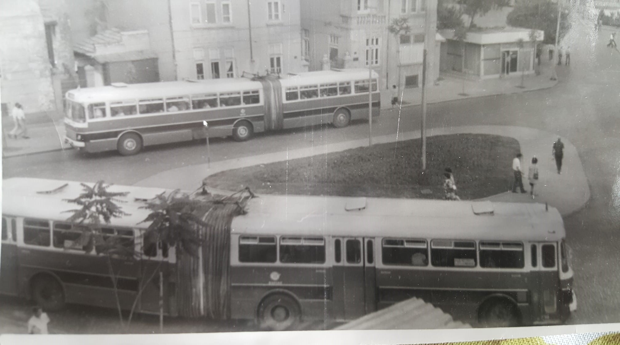 Натиснете снимката за да я уголемите

Име:24-2-7-2-0-0-1-@-Ikarus 180-gradski transport-Burgas-Bulgariya-1974-.jpg
Прегледи:1165
Размер:178.3 КБ
ID:6738868