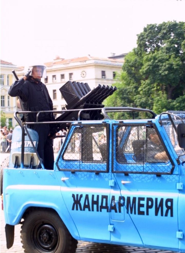 Натиснете снимката за да я уголемите  Име:23-9-7-0-0-0-3-@-UAZ 31512 &amp; KSP-Automatyczna Wyrzutnia Granatow Lzawiacych-AWGL-spetzializiran politzeyski avtomobil na Gendarmerie-Bulgariya-.jpg Прегледи:0 Размер:95.2 КБ ID:6770799
