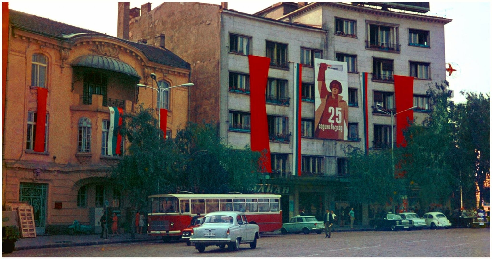 Натиснете снимката за да я уголемите  Име:4-6-8-1-0-1-@-Chavdar M 80-gradski transport-Sofiya-Bulgariya-1969-.jpg Прегледи:0 Размер:387.9 КБ ID:6862784