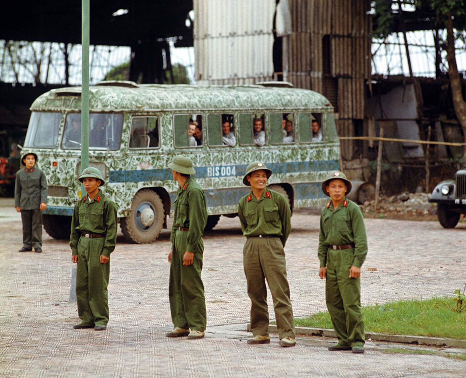 Натиснете снимката за да я уголемите  Име:30-0-8-@-PAZ 672 YU-voenen avtomobil na Quân đội Nhân dân-Vietnam-1973-.jpg Прегледи:0 Размер:267.7 КБ ID:6880731