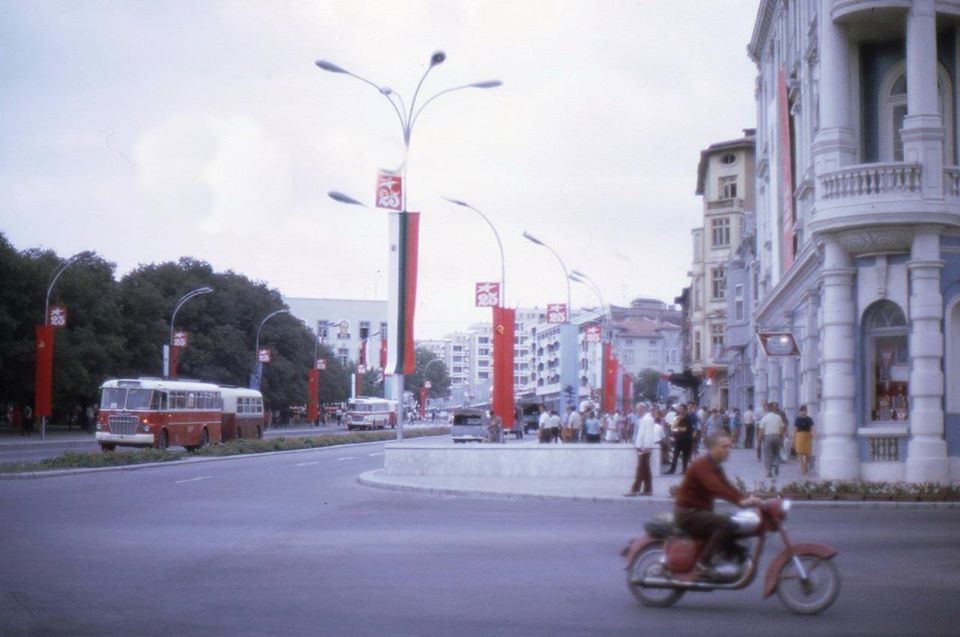 Натиснете снимката за да я уголемите

Име:11-1-2-0-2-4-@-Ikarus 620 + Republika i Skoda 706 RTO MEX-exporten + Republika-gradski transport-Varna-Bulgariya-.jpg
Прегледи:1501
Размер:69.7 КБ
ID:6907507