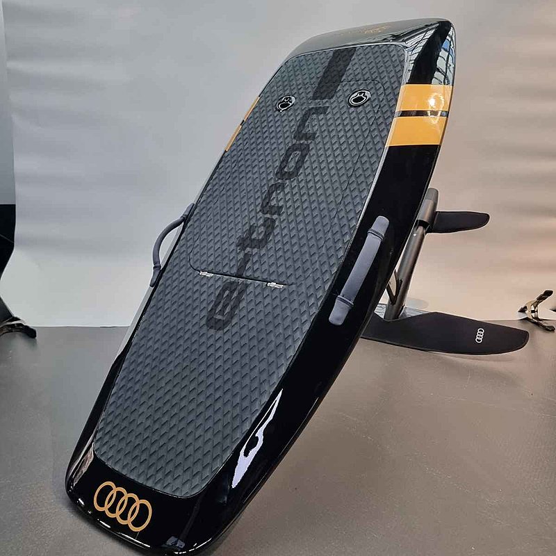 Натиснете снимката за да я уголемите  Име:Audi-Aerofoils-E-Foil-E-Surfboard-Custom-Lackierung-Schwarz-Gold-09_1920x1920.jpg Прегледи:0 Размер:70.9 КБ ID:6928350