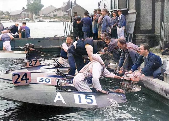 Натиснете снимката за да я уголемите  Име:1948 Daily Mirror pits - colorised.jpg Прегледи:0 Размер:168.6 КБ ID:6931492