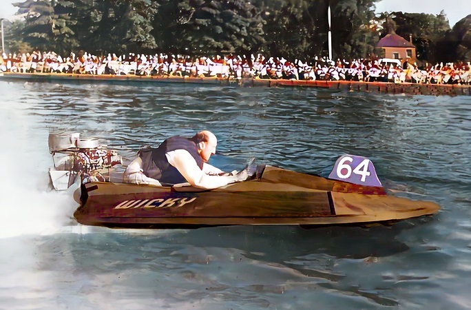 Натиснете снимката за да я уголемите  Име:1952 Alan Darby in Wicky (colorised)_tif.jpg Прегледи:0 Размер:134.2 КБ ID:6931501