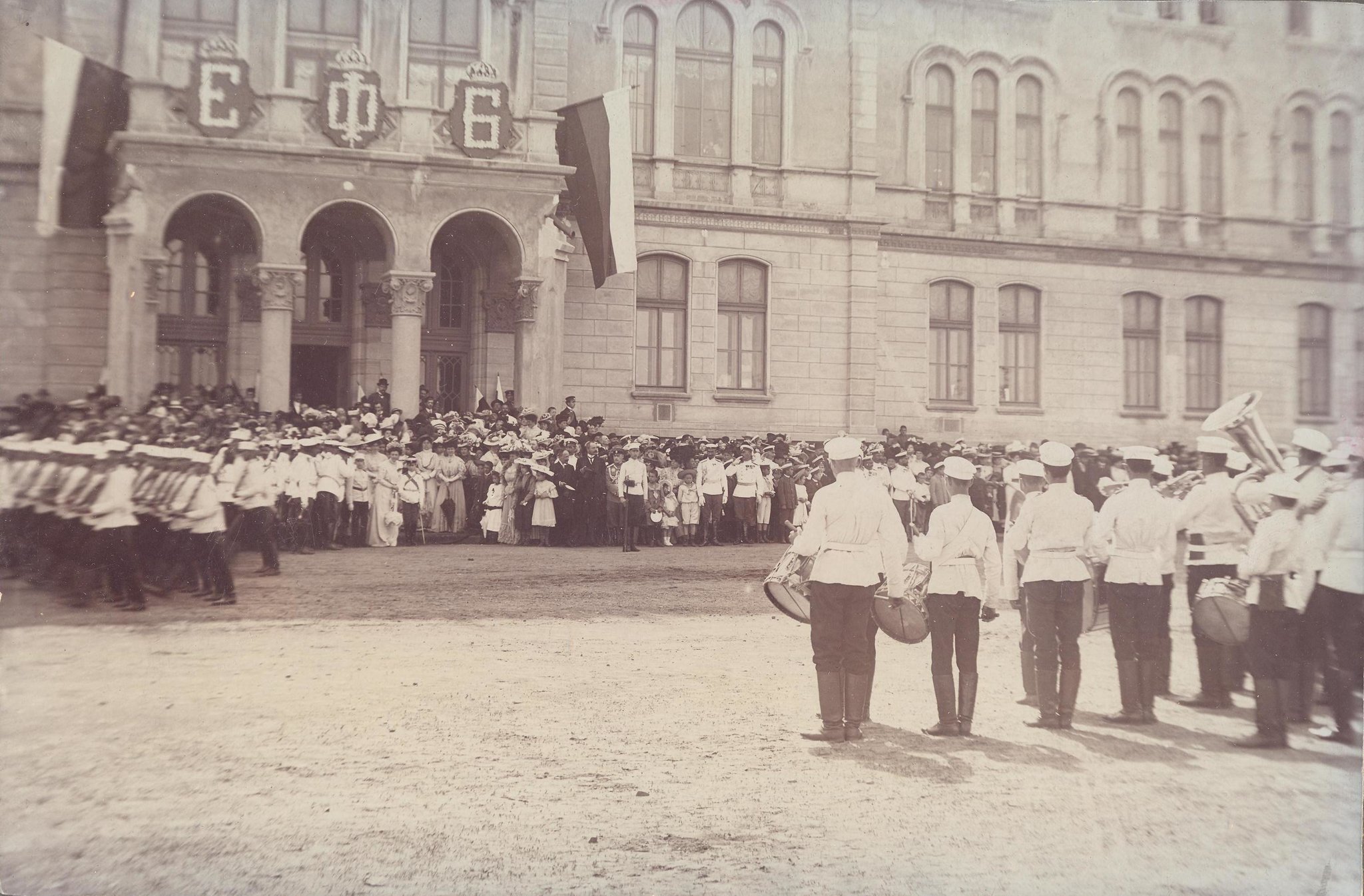 Натиснете снимката за да я уголемите

Име:BASA-3K-7-432-13-Military_parades_in_Bulgaria,_1923.jpeg
Прегледи:343
Размер:435.4 КБ
ID:6938387