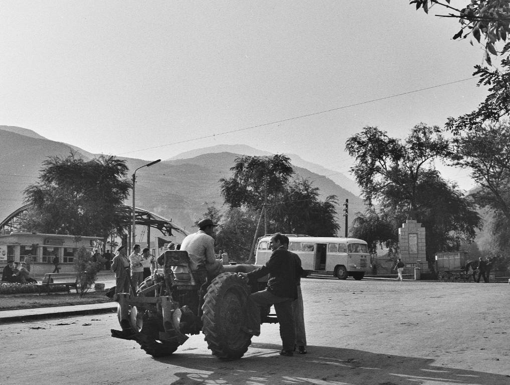 Натиснете снимката за да я уголемите

Име:1-0-2-0-3-3-0-4-2-@-Chavdar-vedomstven transport-Krichim-Bulgariya-1961-.jpg
Прегледи:596
Размер:118.5 КБ
ID:6967823