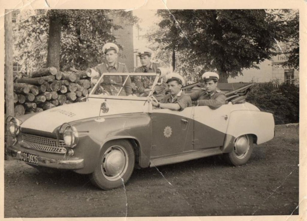 Натиснете снимката за да я уголемите  Име:16-1-13-2-2-@-Wartburg 311 4-kubelwagen-politzeyski avtomobil na Volkspolizei-GDR-.jpg Прегледи:0 Размер:134.2 КБ ID:6978447