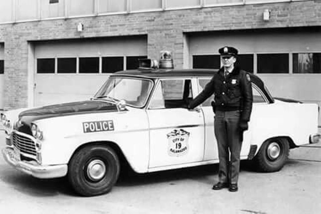 Натиснете снимката за да я уголемите

Име:Checker Marathon Police Car (2).jpg
Прегледи:1210
Размер:74.4 КБ
ID:6995007