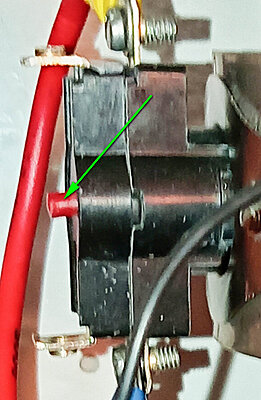 Натиснете снимката за да я уголемите  Име:Бутон намиращ се на двуполюсния термоограничител.jpg Прегледи:0 Размер:197.7 КБ ID:7010376