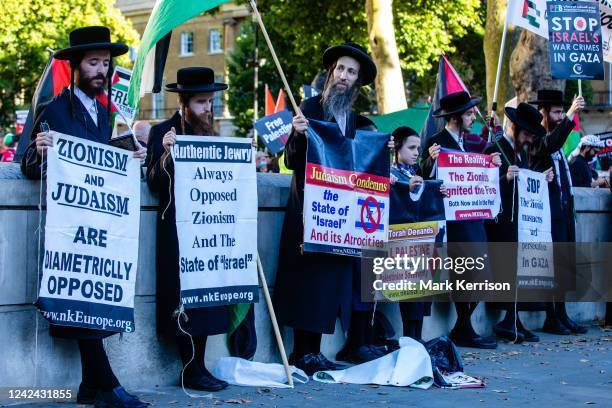 Натиснете снимката за да я уголемите

Име:members-of-neturei-karta-a-group-of-ultra-orthodox-jews-which-campaigns-against-zionism-hold-4228287580.jpg
Прегледи:100
Размер:60.6 КБ
ID:7048377