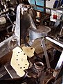 Конзолата на горното ухо на амортисьора отпред.Вижда се и мястото на пружината.